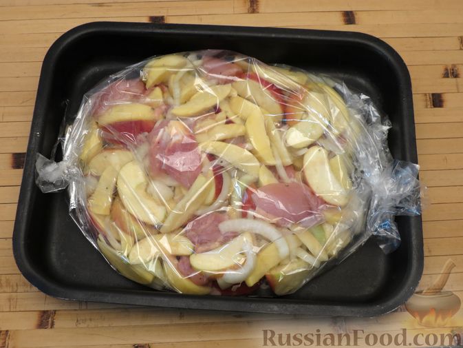 Фото приготовления рецепта: Картофель, запечённый с курицей и яблоками (в рукаве) - шаг №7