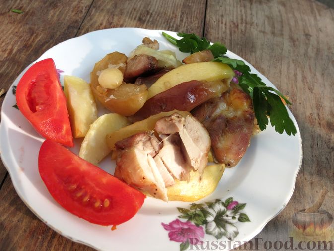 Фото приготовления рецепта: Картофель, запечённый с курицей и яблоками (в рукаве) - шаг №10