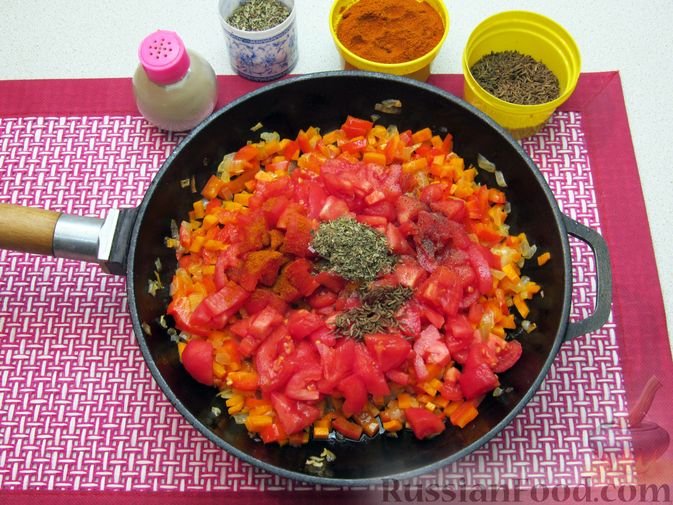 Фото приготовления рецепта: Чечевичный суп с овощами и мясными фрикадельками - шаг №7
