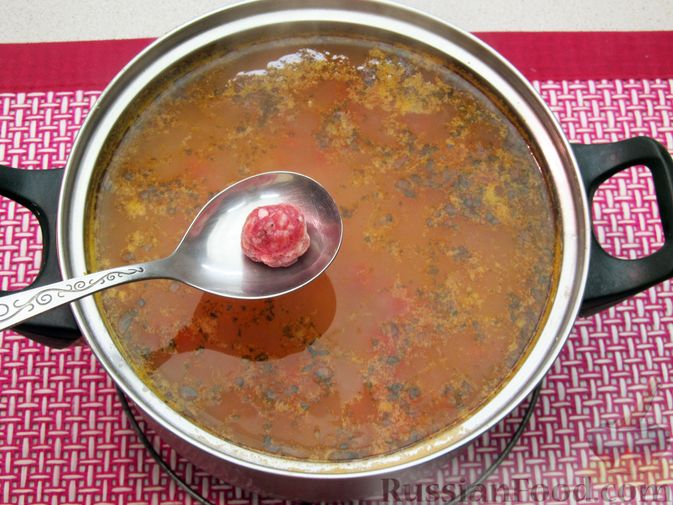 Фото приготовления рецепта: Чечевичный суп с овощами и мясными фрикадельками - шаг №15