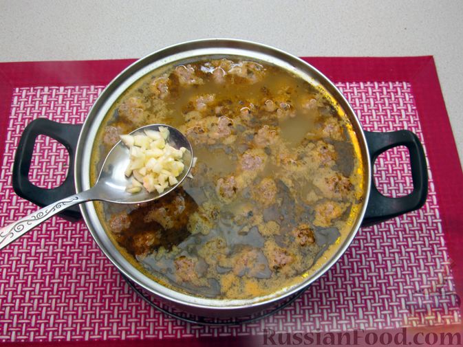 Фото приготовления рецепта: Чечевичный суп с овощами и мясными фрикадельками - шаг №16