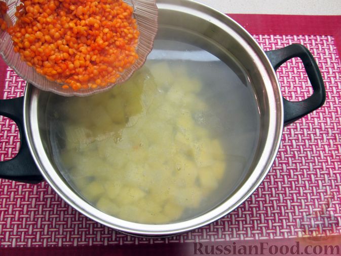 Фото приготовления рецепта: Чечевичный суп с овощами и мясными фрикадельками - шаг №10