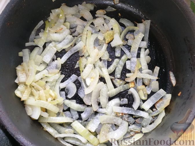 Фото приготовления рецепта: Слоёный салат с говядиной, картофелем, свёклой и орехами - шаг №5