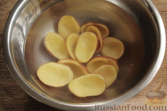Фото приготовления рецепта: Жюльен из шампиньонов, в "лодочках" из картофеля - шаг №4