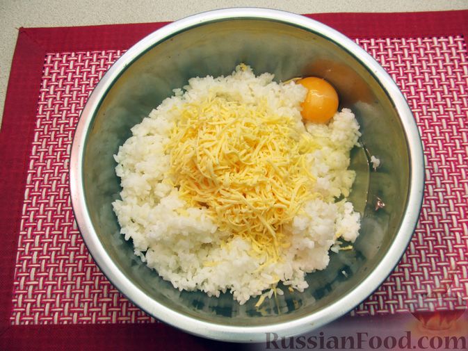 Фото приготовления рецепта: Рисовые крокеты с сыром (в духовке) - шаг №5