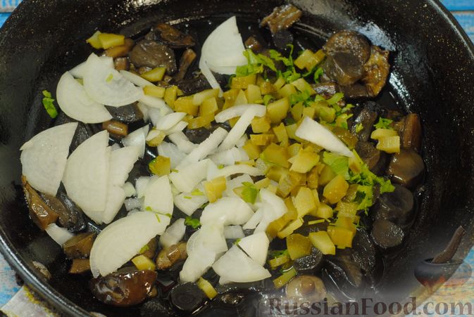 Фото приготовления рецепта: Говядина, тушенная с лесными грибами, маринованными огурцами, коньяком и йогуртом - шаг №10