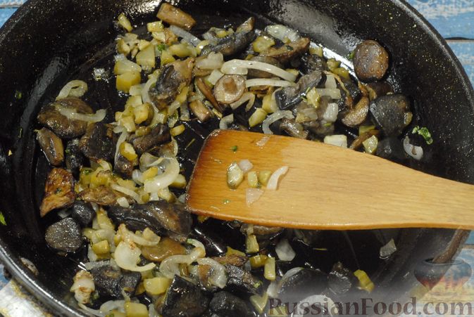 Фото приготовления рецепта: Говядина, тушенная с лесными грибами, маринованными огурцами, коньяком и йогуртом - шаг №11