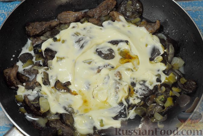 Фото приготовления рецепта: Говядина, тушенная с лесными грибами, маринованными огурцами, коньяком и йогуртом - шаг №13