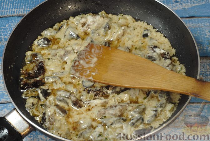 Фото приготовления рецепта: Говядина, тушенная с лесными грибами, маринованными огурцами, коньяком и йогуртом - шаг №14