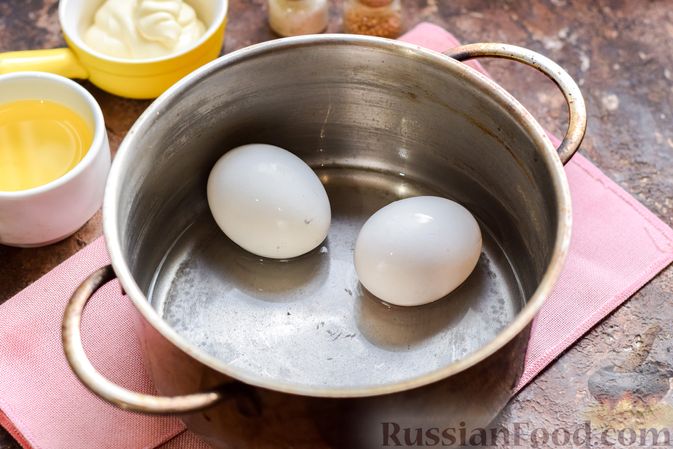 Фото приготовления рецепта: "Стожки" из мясного фарша с помидорами, яйцами и плавленым сыром - шаг №2
