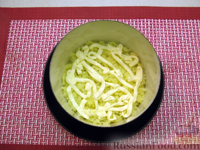 Фото приготовления рецепта: Слоёный салат с печенью трески, овощами, плавленым сыром и яблоком - шаг №6