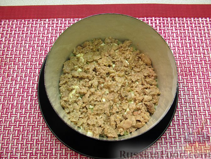 Фото приготовления рецепта: Слоёный салат с печенью трески, овощами, плавленым сыром и яблоком - шаг №7