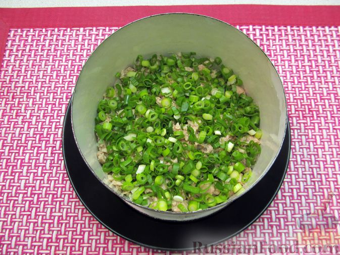 Фото приготовления рецепта: Слоёный салат с печенью трески, овощами, плавленым сыром и яблоком - шаг №8