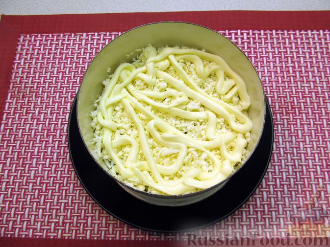 Фото приготовления рецепта: Слоёный салат с печенью трески, овощами, плавленым сыром и яблоком - шаг №10