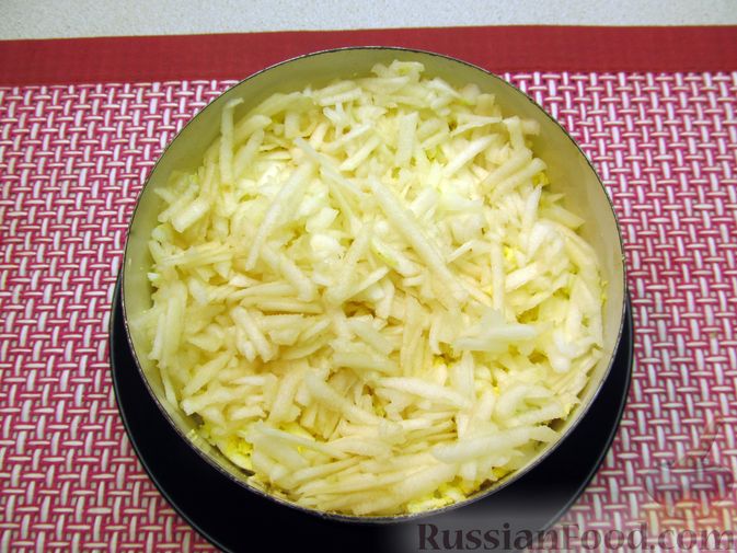 Фото приготовления рецепта: Слоёный салат с печенью трески, овощами, плавленым сыром и яблоком - шаг №12