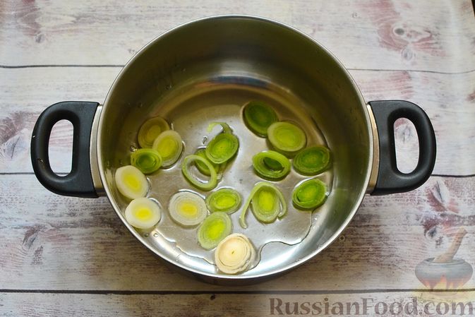 Фото приготовления рецепта: Сырный суп с мясными фрикадельками, капустой и сметаной - шаг №3