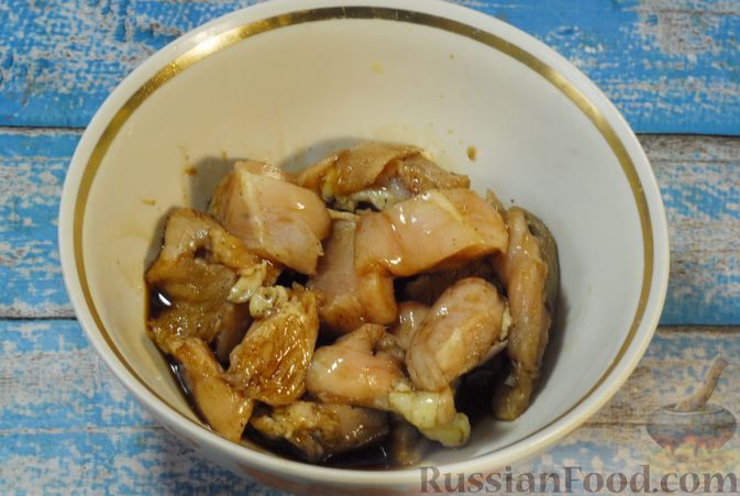 Фото приготовления рецепта: Рагу из куриного филе с болгарским перцем и брюссельской капустой - шаг №3