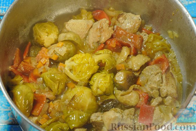 Фото приготовления рецепта: Рагу из куриного филе с болгарским перцем и брюссельской капустой - шаг №13