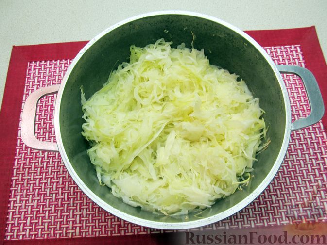 Фото приготовления рецепта: Капуста, тушенная с фасолью, картофелем и томатной пастой - шаг №7