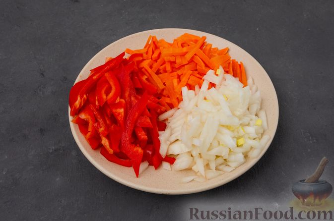 Фото приготовления рецепта: Ячневая каша с курицей, болгарским перцем и морковью - шаг №5