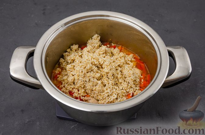 Фото приготовления рецепта: Ячневая каша с курицей, болгарским перцем и морковью - шаг №9