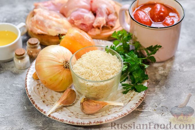 Фото приготовления рецепта: Рис с курицей и овощами в томатном соусе (на сковороде) - шаг №1