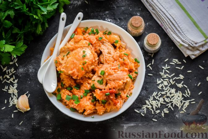 Фото приготовления рецепта: Рис с курицей и овощами в томатном соусе (на сковороде) - шаг №10