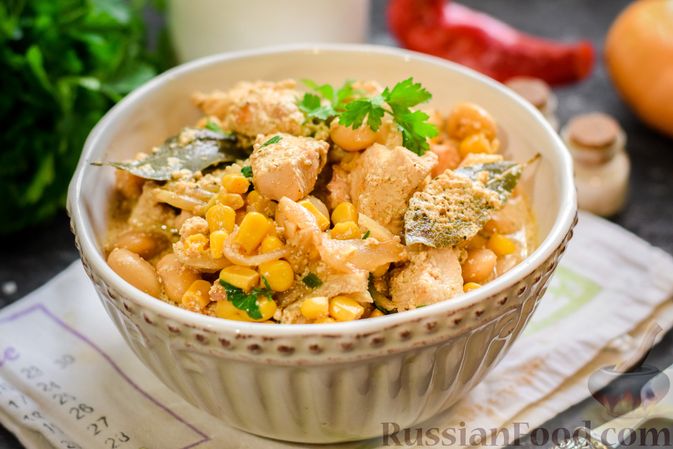 Фото к рецепту: Куриное филе, тушенное с кукурузой и фасолью, в сливках