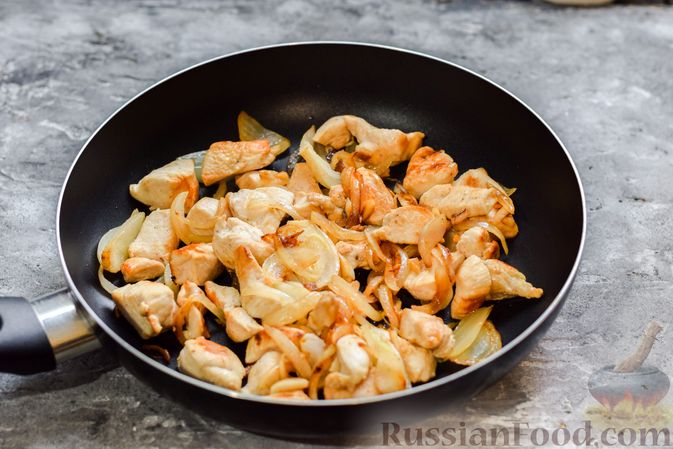 Фото приготовления рецепта: Куриное филе, тушенное с кукурузой и фасолью, в сливках - шаг №4