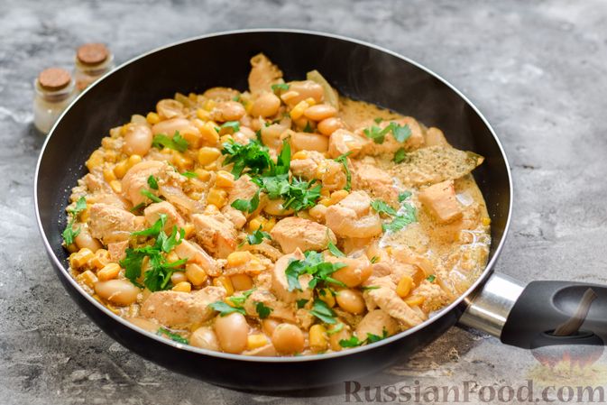 Фото приготовления рецепта: Куриное филе, тушенное с кукурузой и фасолью, в сливках - шаг №9