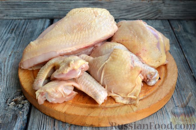 Фото приготовления рецепта: Курица, тушенная в пряном йогуртовом соусе, с кешью и изюмом - шаг №2