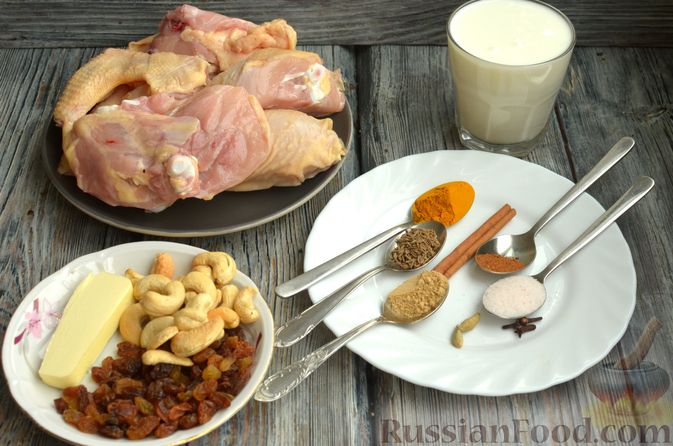 Фото приготовления рецепта: Курица, тушенная в пряном йогуртовом соусе, с кешью и изюмом - шаг №3