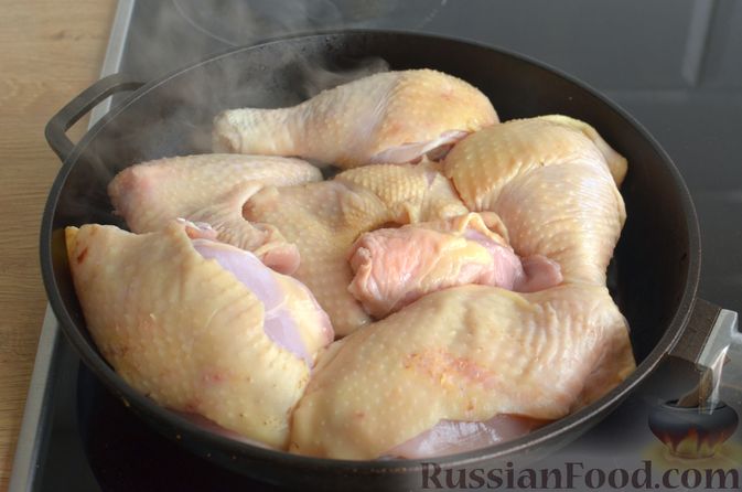 Фото приготовления рецепта: Курица, тушенная в пряном йогуртовом соусе, с кешью и изюмом - шаг №5