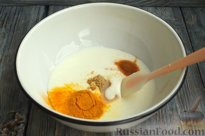 Фото приготовления рецепта: Курица, тушенная в пряном йогуртовом соусе, с кешью и изюмом - шаг №7