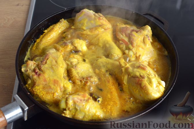 Фото приготовления рецепта: Курица, тушенная в пряном йогуртовом соусе, с кешью и изюмом - шаг №12