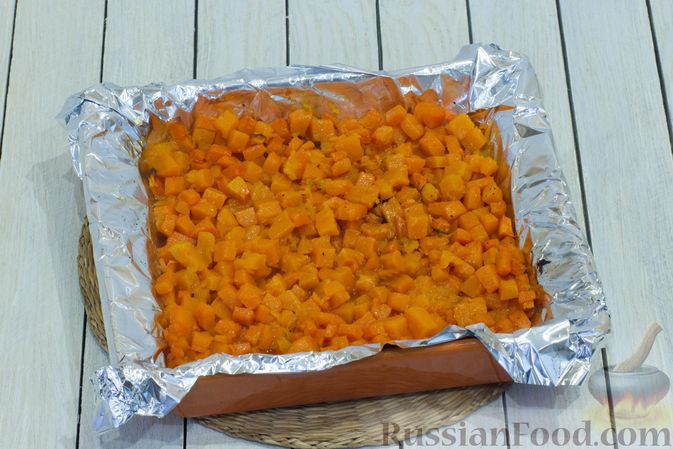 Фото приготовления рецепта: Картофельная запеканка с тыквой, шпинатом, сыром и сметаной - шаг №3