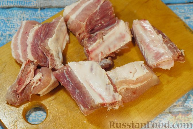 Фото приготовления рецепта: Свиные рёбрышки, запечённые с фасолью и хлебом (кассуле) - шаг №7