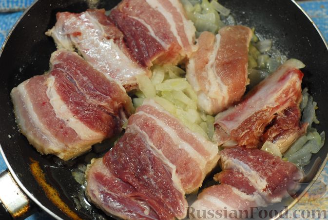 Фото приготовления рецепта: Свиные рёбрышки, запечённые с фасолью и хлебом (кассуле) - шаг №8
