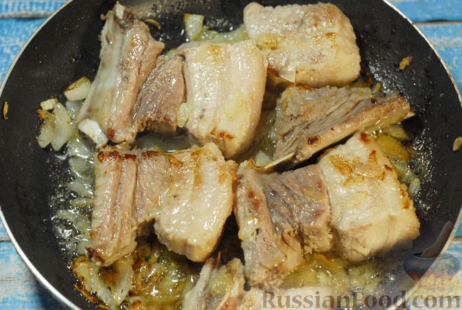 Фото приготовления рецепта: Свиные рёбрышки, запечённые с фасолью и хлебом (кассуле) - шаг №9