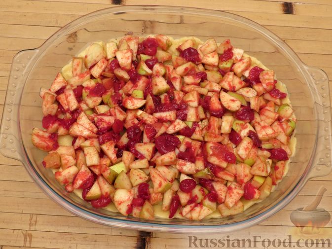 Фото приготовления рецепта: Тёртый пирог с кизилом и яблоками - шаг №10