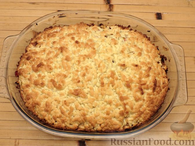 Фото приготовления рецепта: Тёртый пирог с кизилом и яблоками - шаг №12