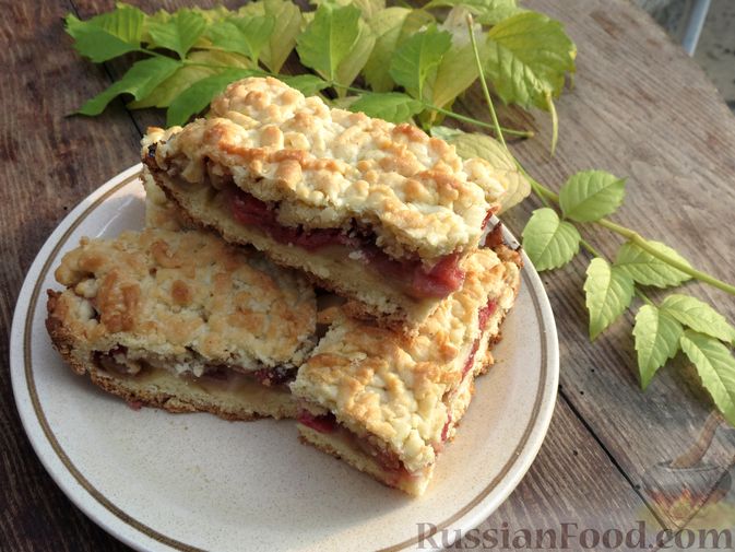 Фото приготовления рецепта: Тёртый пирог с кизилом и яблоками - шаг №13