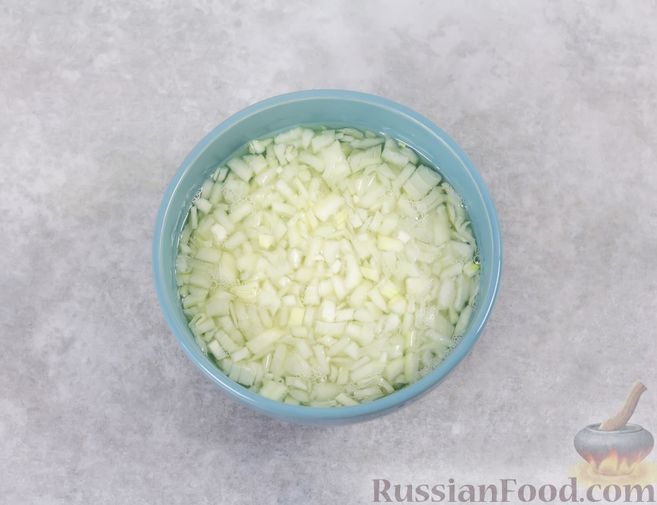Фото приготовления рецепта: Винегрет с квашеной капустой и зелёным горошком (без моркови) - шаг №4