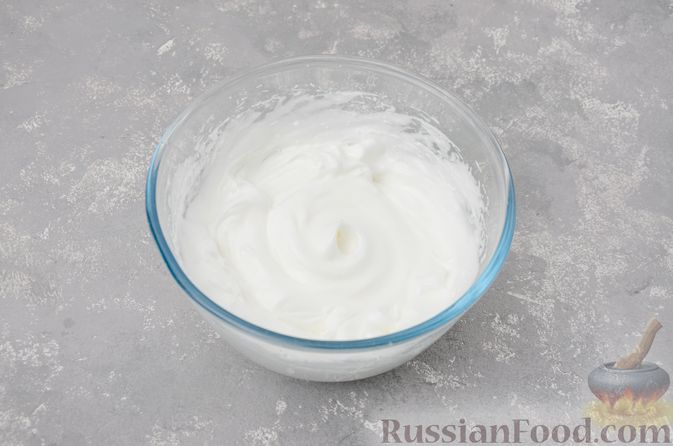Фото приготовления рецепта: Воздушная манная запеканка на молоке - шаг №8