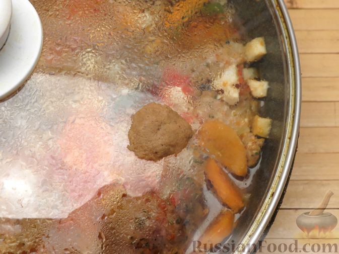 Фото приготовления рецепта: Рагу из свинины с морковью, сладким перцем, сельдереем и белым вином - шаг №14