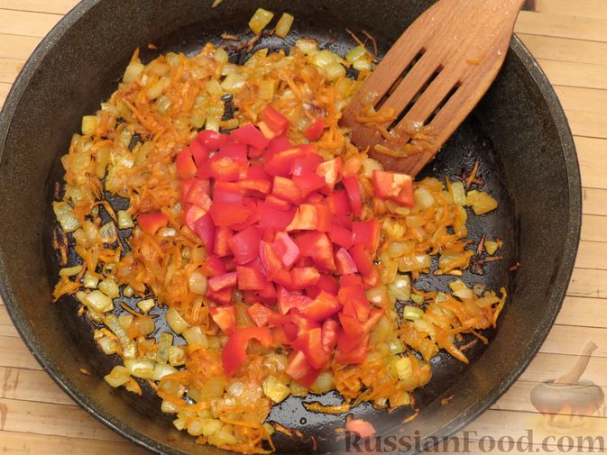 Фото приготовления рецепта: Индейка, тушенная с овощами в томатном соусе, с сыром - шаг №8