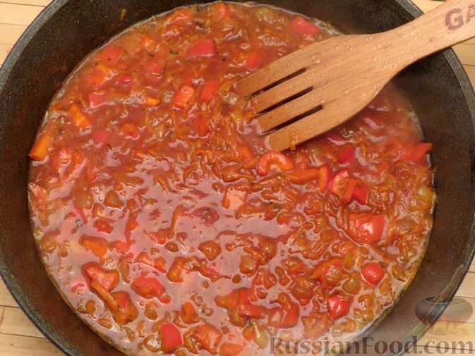 Фото приготовления рецепта: Индейка, тушенная с овощами в томатном соусе, с сыром - шаг №10