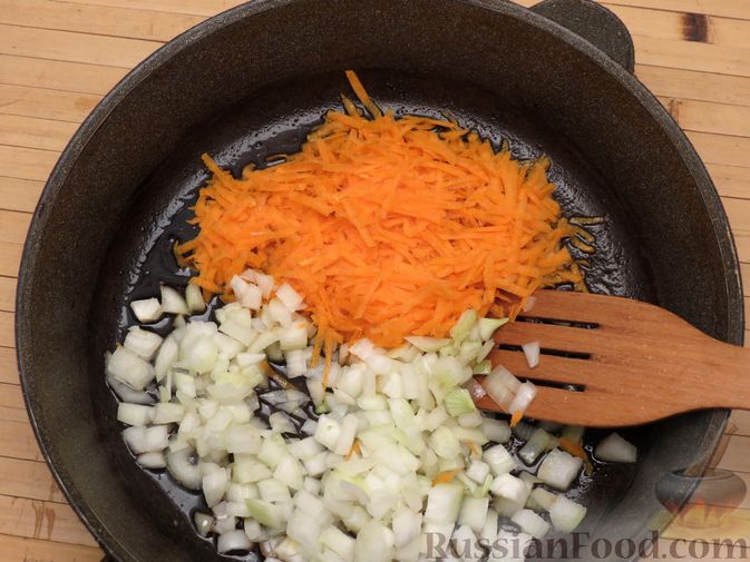 Фото приготовления рецепта: Индейка, тушенная с овощами в томатном соусе, с сыром - шаг №7