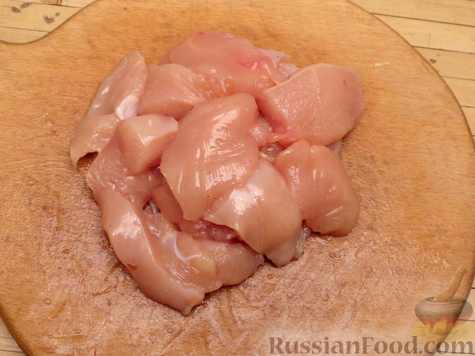 Фото приготовления рецепта: Куриное филе, тушенное в сливках, с морковью и черносливом - шаг №2