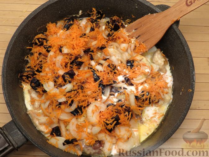 Фото приготовления рецепта: Куриное филе, тушенное в сливках, с морковью и черносливом - шаг №8